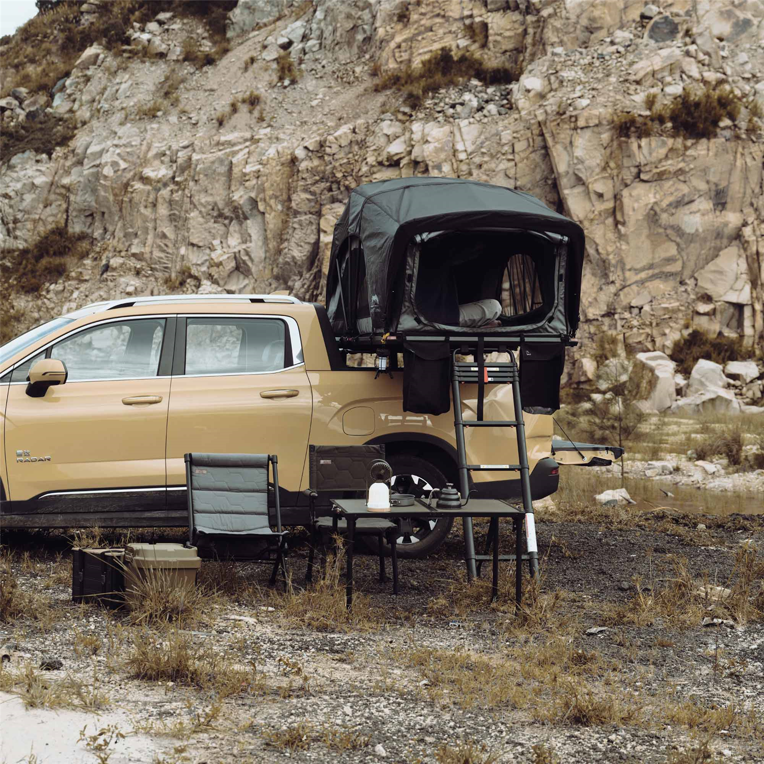 テント・タープ HIGH TAIL DESIGNS Tyvek \"Wild Breeze\" Wild Land Summit Explorer Hard Shell Roof Tent with Self Inflating Mat
